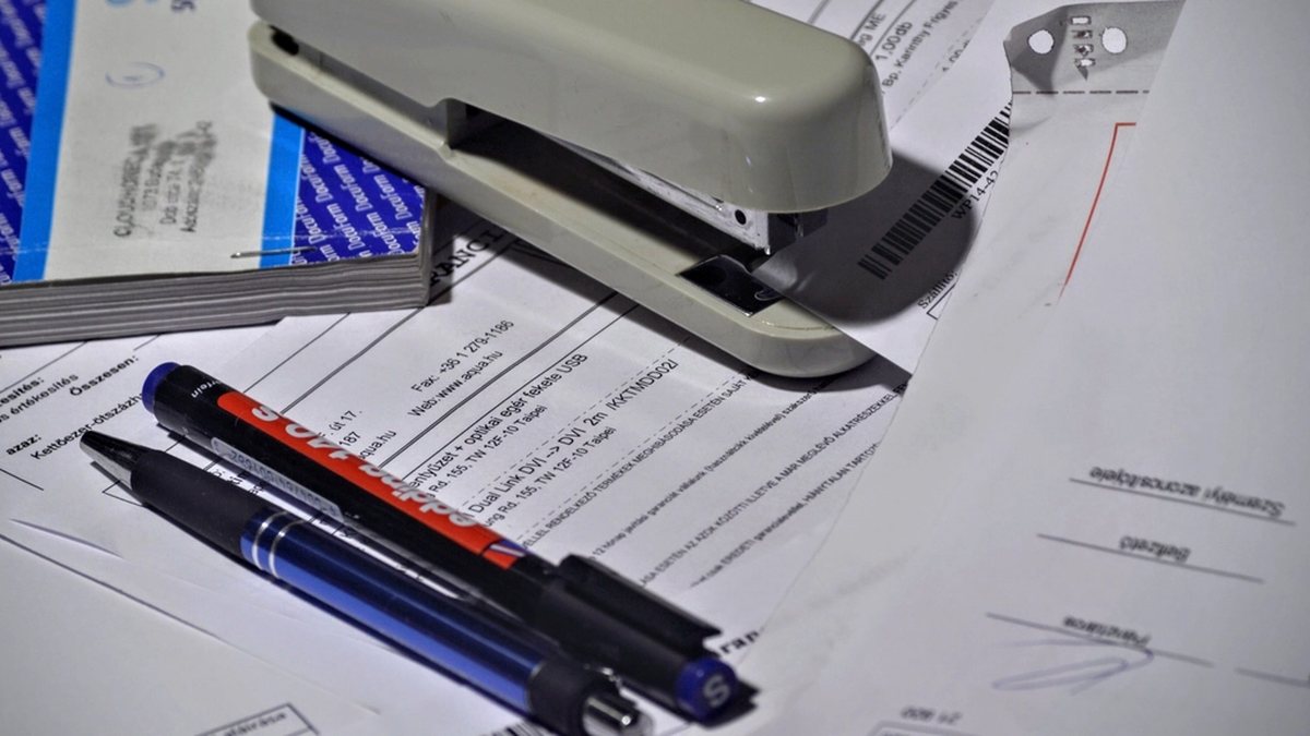 Autónomo gestionando facturas y contabilidad desde un ordenador portátil