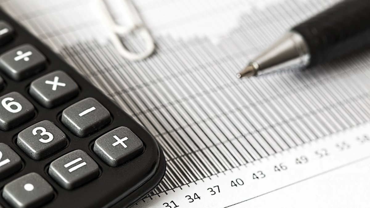 Documentación fiscal sobre una mesa de despacho