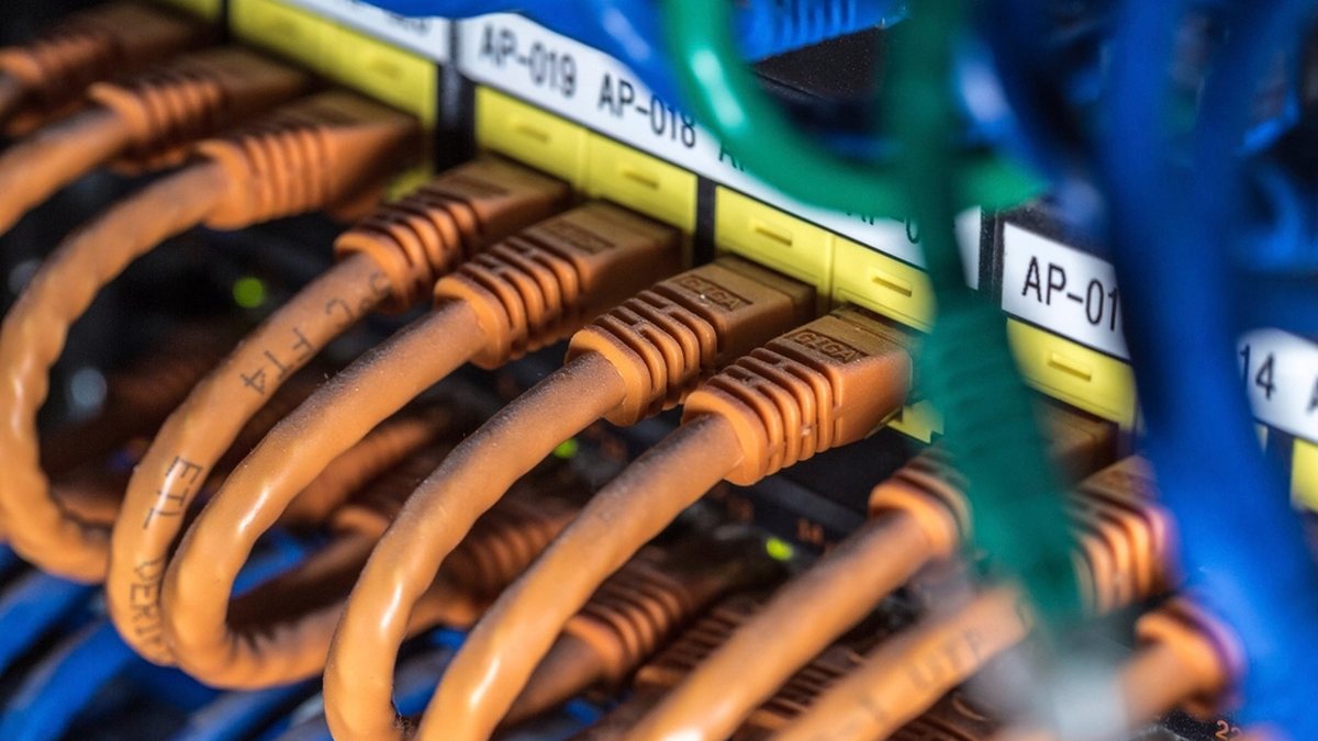 Cableado de red en un armario de comunicaciones