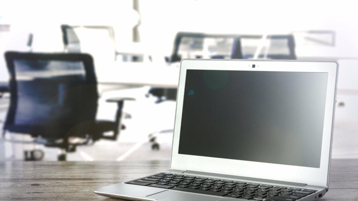 Ordinateur portable sur un poste de bureau