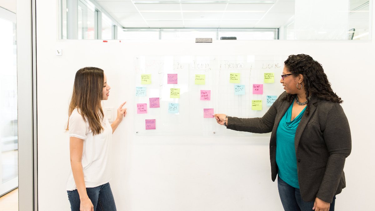 Equipo de gestión revisando finanzas y proyectos en un ERP