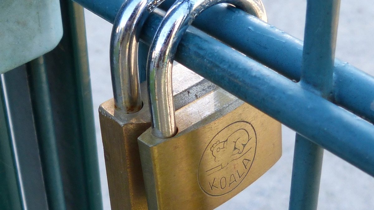 Candado sobre un teclado, seguridad de los datos